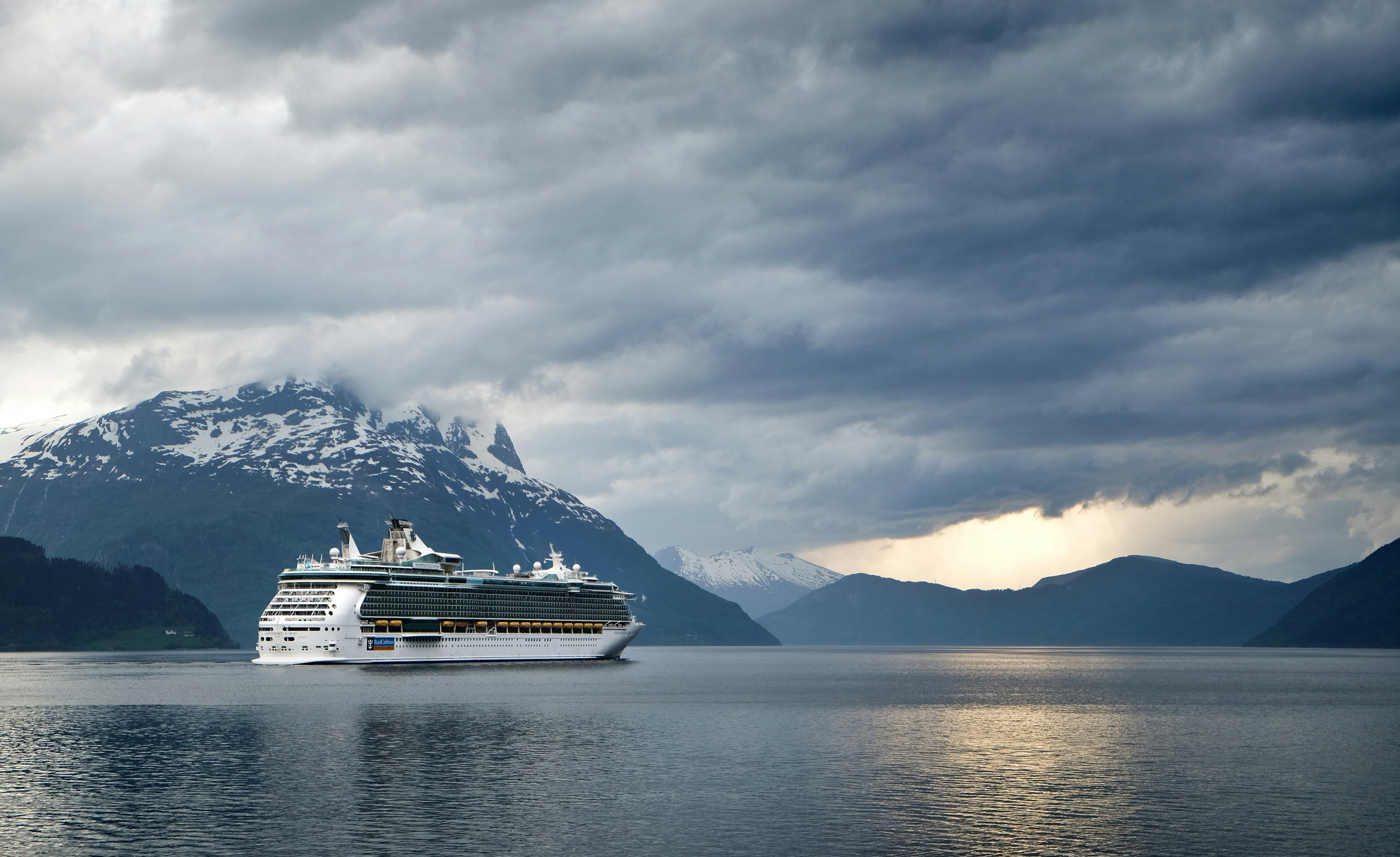 white and gray cruise ship on body of water